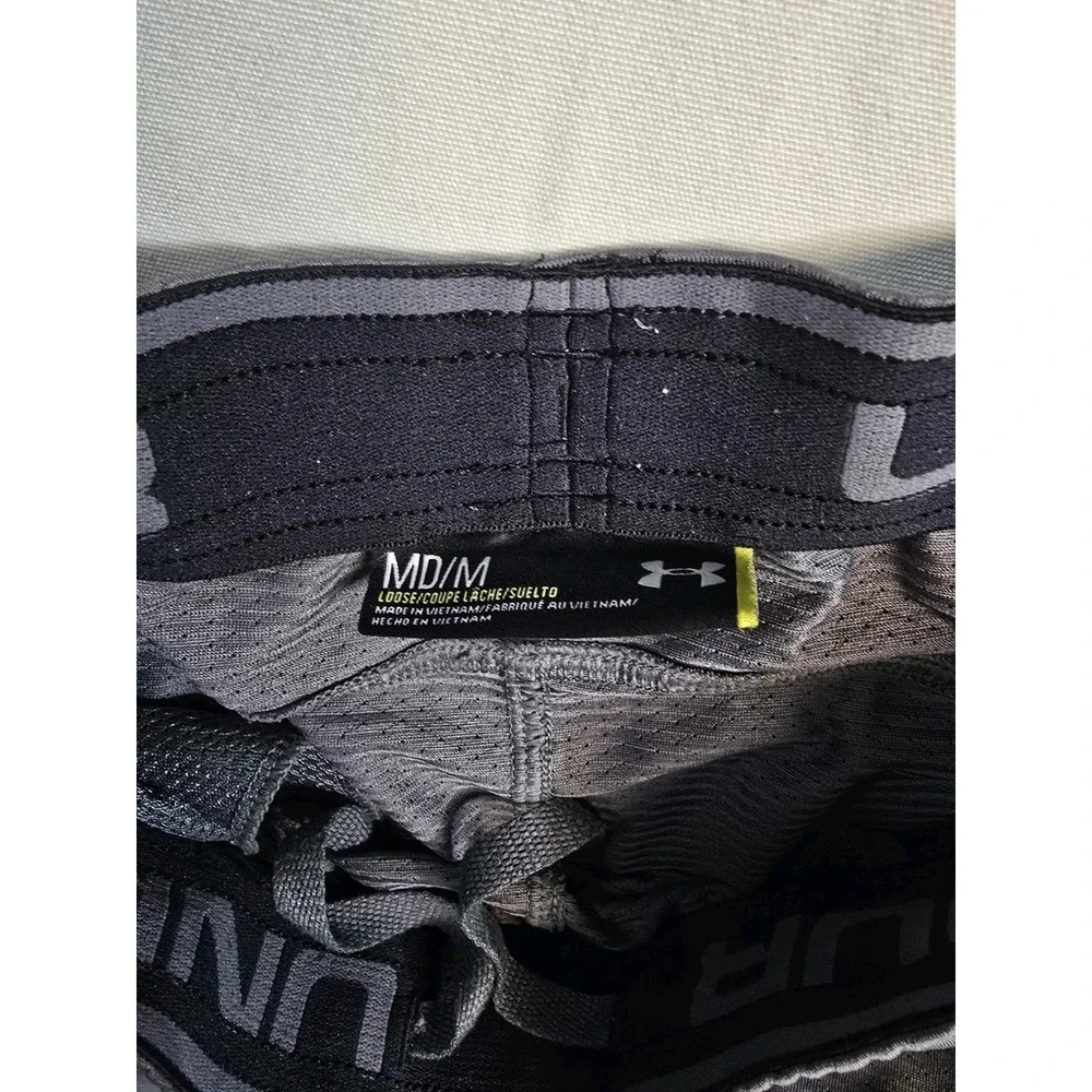 Under Armour Men's Athletic Shorts Gray M Drawstrings